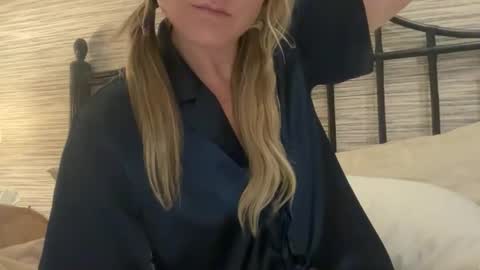 Snapshot of blondieslutt chatting on 03-24-26, 06:18 IM TRYNG online show from 03-24-26, 06:18
