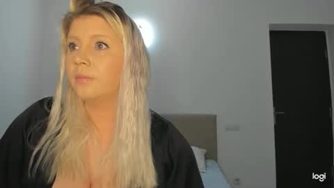 Snapshot of blondysarah chatting on 12-21-25, 09:11 blondysarah online show from 12-21-25, 09:11