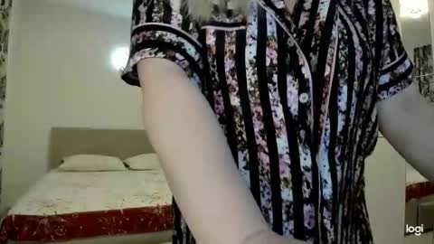 Snapshot of blondysarah chatting on 02-27-26, 10:43 blondysarah online show from 02-27-26, 10:43