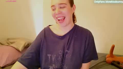 Blow Kiss Bunny online show from 03-02-26, 07:37