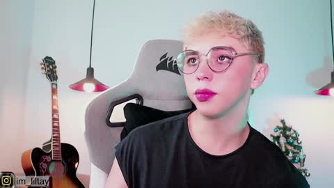 Snapshot of blue_boy_1 chatting on 12-04-24, 12:47 TAY online show from 12-04-24, 12:47