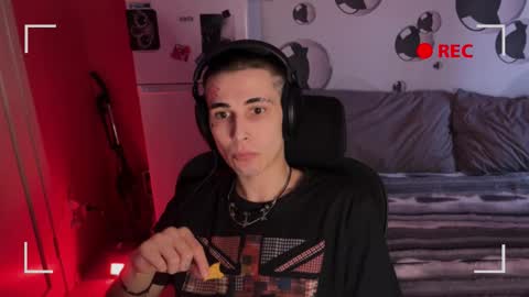 Snapshot of blue_w0rld chatting on 11-08-25, 06:57 SONNYVAN online show from 11-08-25, 06:57