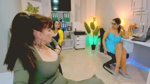 Snapshot of bluediamondsdreams chatting on 10-28-25, 03:36 bluediamondsdreams online show from 10-28-25, 03:36