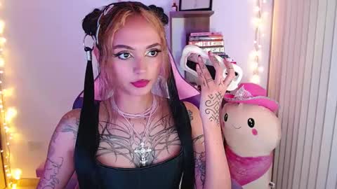 Snapshot of bluee_v chatting on 09-14-25, 03:05 Im Abril .. Nice to meet you thumb up me please its important INDEPENDENT MODEL online show from 09-14-25, 03:05