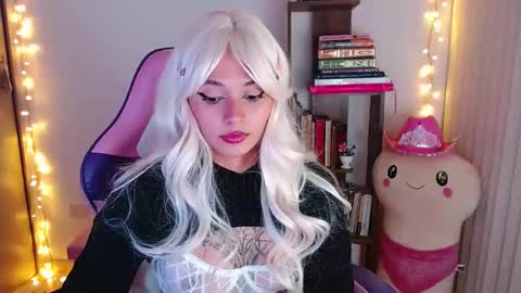 Snapshot of bluee_v chatting on 11-13-25, 03:16 Im Abril .. Nice to meet you thumb up me please its important INDEPENDENT MODEL online show from 11-13-25, 03:16