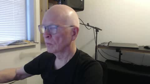 Snapshot of blueeyesn8 chatting on 10-21-25, 08:04 blueeyesn8 online show from 10-21-25, 08:04