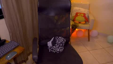 Snapshot of blueflora chatting on 04-15-26, 07:58 FLORAA online show from 04-15-26, 07:58