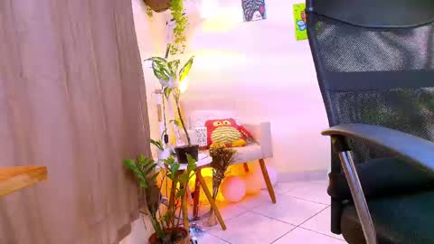 Snapshot of blueflora chatting on 04-17-26, 01:47 FLORAA online show from 04-17-26, 01:47