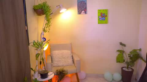 Snapshot of blueflora chatting on 04-19-26, 06:10 FLORAA online show from 04-19-26, 06:10