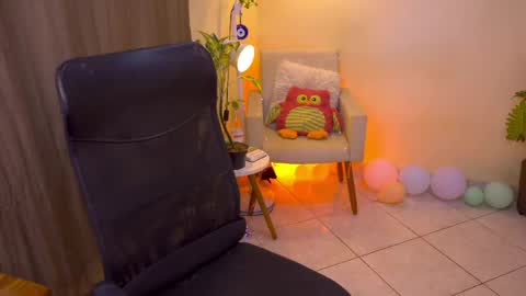 Snapshot of blueflora chatting on 04-30-26, 03:07 FLORAA online show from 04-30-26, 03:07