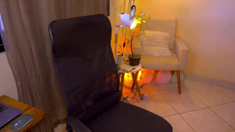 Snapshot of blueflora chatting on 05-07-26, 01:49 FLORAA online show from 05-07-26, 01:49