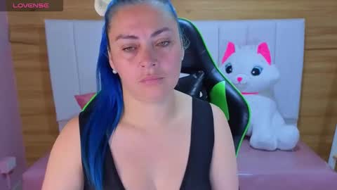 Snapshot of bluemia_a chatting on 01-10-26, 01:02 Mia online show from 01-10-26, 01:02