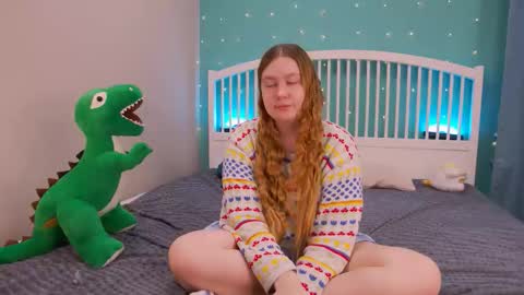 Snapshot of blush_ellie chatting on 11-21-25, 05:06 Ellie3 online show from 11-21-25, 05:06