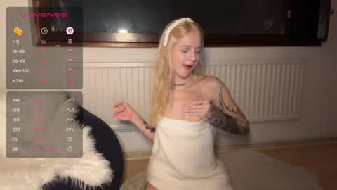 Snapshot of blushandburn chatting on 11-09-25, 04:27 Delle online show from 11-09-25, 04:27