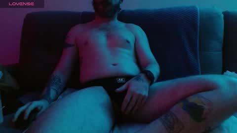 Snapshot of bobbyenglish69 chatting on 09-30-25, 06:18 Bobby English online show from 09-30-25, 06:18