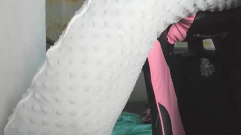 Snapshot of bonnie_bu chatting on 11-21-25, 07:01 becky online show from 11-21-25, 07:01