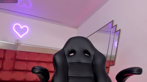 Snapshot of bonniecute_ chatting on 12-19-24, 11:50 online show from 12-19-24, 11:50