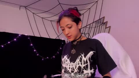 Snapshot of bonniecute_ chatting on 12-22-24, 11:44 online show from 12-22-24, 11:44