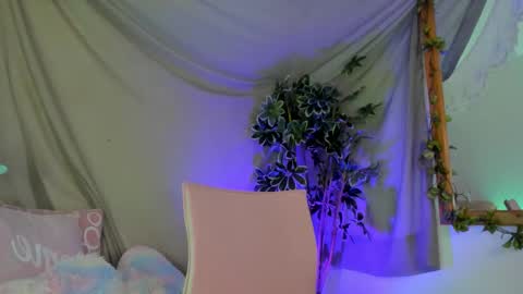 Snapshot of bonniecute_ chatting on 11-22-25, 12:09 online show from 11-22-25, 12:09