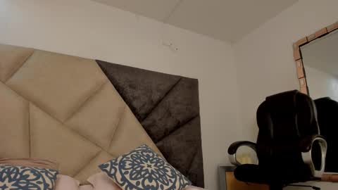 Snapshot of bonniecute_ chatting on 11-26-25, 12:00 online show from 11-26-25, 12:00