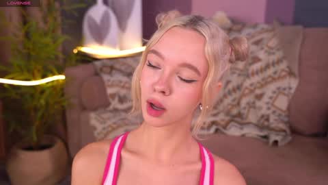 Snapshot of boobybliss chatting on 09-22-25, 08:27 Alina online show from 09-22-25, 08:27