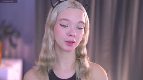 Snapshot of boobybliss chatting on 10-17-25, 08:06 Alina online show from 10-17-25, 08:06