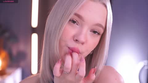 Snapshot of boobybliss chatting on 11-28-25, 08:28 Alina online show from 11-28-25, 08:28