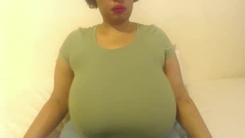 Snapshot of boobyqueen24 chatting on 09-21-25, 05:20 boobyqueen online show from 09-21-25, 05:20