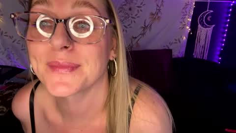 Snapshot of bossmomma chatting on 03-01-25, 02:04 BossMom online show from 03-01-25, 02:04