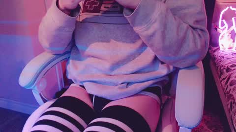 Snapshot of boycurious95 chatting on 01-10-25, 03:07 Atari online show from 01-10-25, 03:07