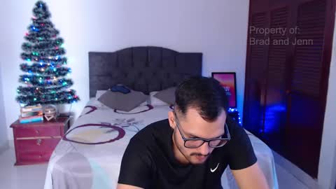 Snapshot of bradandjenn chatting on 12-21-24, 04:03 Your favorite couple and the best butt on Chatur online show from 12-21-24, 04:03