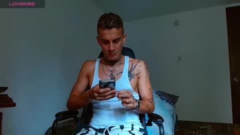 Snapshot of bray_hotboy chatting on 11-01-25, 01:35 Bray Hotboy online show from 11-01-25, 01:35