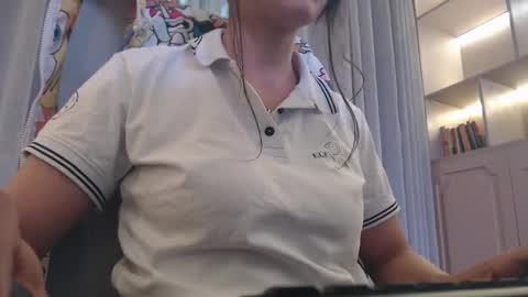 Snapshot of breakfastwithtiffanys chatting on 10-26-25, 07:20 breakfastwithtiffanys online show from 10-26-25, 07:20