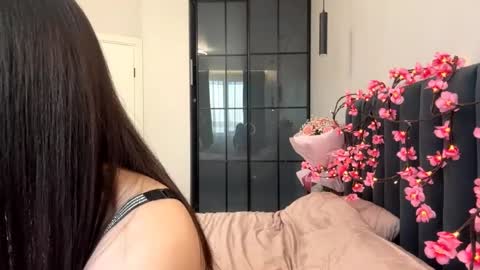 I am Valery ntmu Lets hit 10 Thumbs Up together We are almost done online show from 04-19-26, 03:33