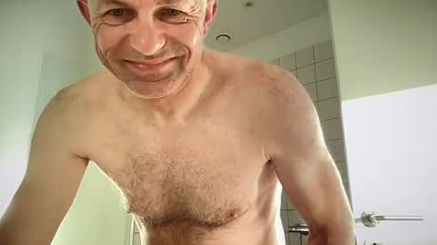 Snapshot of briantimes chatting on 06-25-26, 04:01 Brian online show from 06-25-26, 04:01