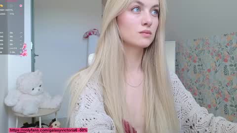 Snapshot of brilliantvictoria chatting on 11-22-25, 11:09 Vi. online show from 11-22-25, 11:09