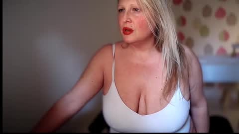 Snapshot of british_bella chatting on 02-09-26, 12:09 British Bella online show from 02-09-26, 12:09