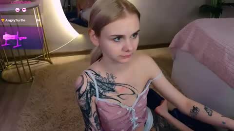 Snapshot of britney_lynch chatting on 02-20-25, 08:58 Britney online show from 02-20-25, 08:58