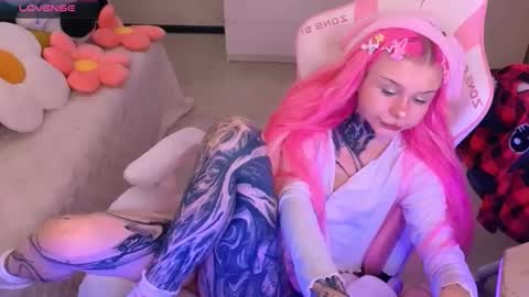 Snapshot of britney_lynch chatting on 10-27-25, 12:47 Britney online show from 10-27-25, 12:47