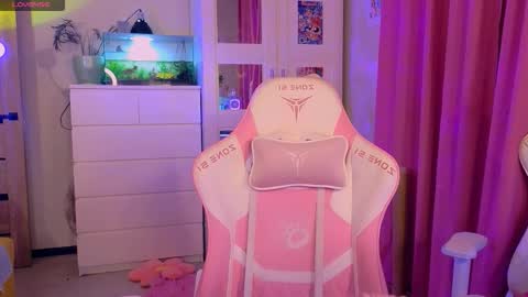 Snapshot of britney_lynch chatting on 11-28-25, 09:28 Britney online show from 11-28-25, 09:28