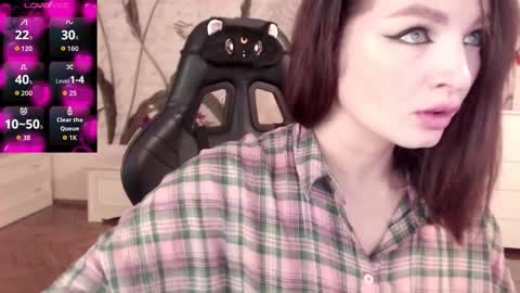 Snapshot of britneybarker chatting on 11-12-25, 10:09 britneybarker online show from 11-12-25, 10:09