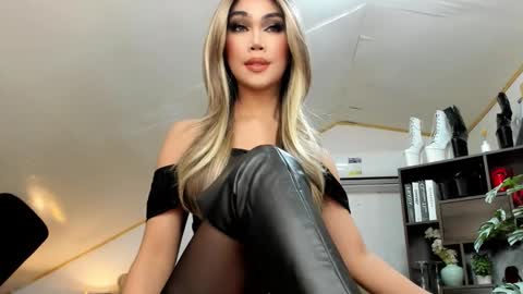 Snapshot of brooke_lynnhyts chatting on 10-04-25, 05:33 Brooke Shimmers IG online show from 10-04-25, 05:33