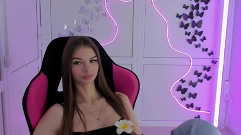 Snapshot of brooklunglow_ chatting on 06-25-26, 12:31 Vlada online show from 06-25-26, 12:31