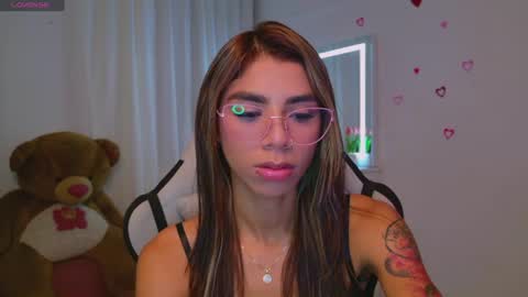 Snapshot of brunetteadams001 chatting on 07-12-26, 07:54 SARAH online show from 07-12-26, 07:54