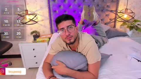 Snapshot of bryperez chatting on 11-09-25, 03:43 bry online show from 11-09-25, 03:43