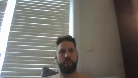 bubblebee1982 online show from 05-11-26, 12:00