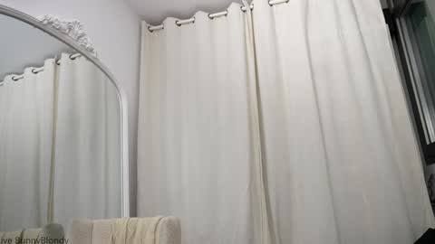 Snapshot of bunnyblondy chatting on 10-16-25, 08:37 Anaiz online show from 10-16-25, 08:37