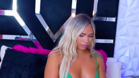 Snapshot of bunnynicolle chatting on 02-25-25, 07:14 ONLYFANS online show from 02-25-25, 07:14