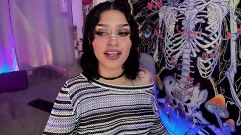 Snapshot of bunnypeachyy chatting on 12-19-24, 05:18 online show from 12-19-24, 05:18