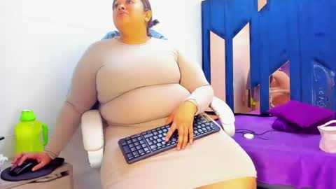 Snapshot of busty_juicyy chatting on 07-10-26, 02:30 busty juicyy online show from 07-10-26, 02:30